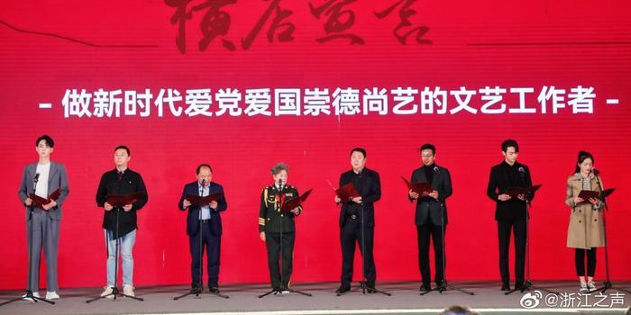 时尚拼接牛仔裤