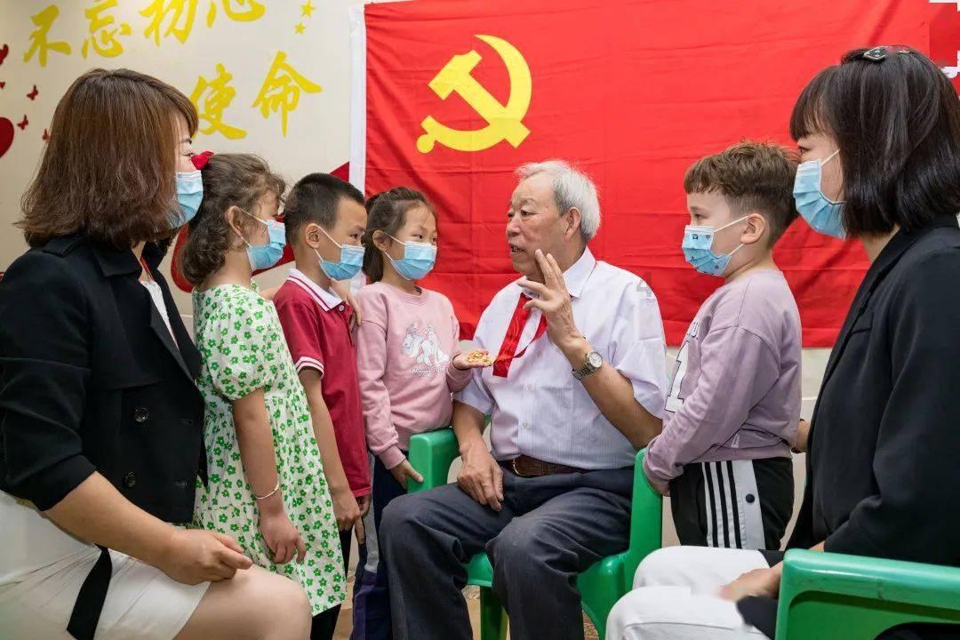 江苏一男子当街殴打女子后逃跑，民警已介入，男子会面临什么处罚？