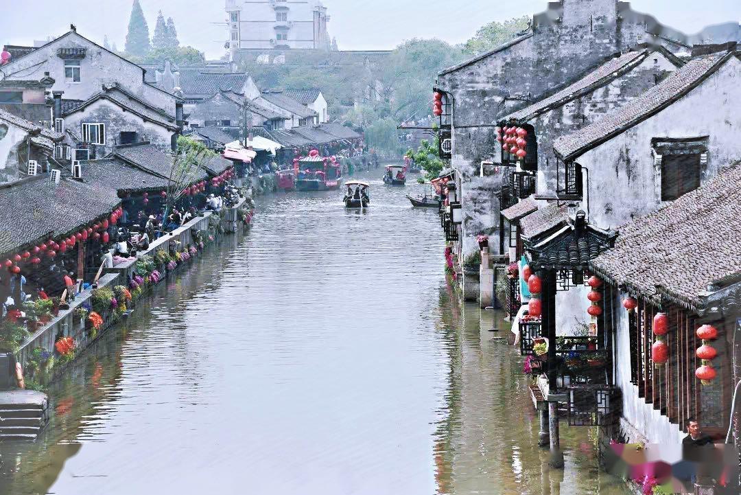 三轮车故障阿姨艰难推行,小伙暖心帮拉,阿姨要掏油费被拒